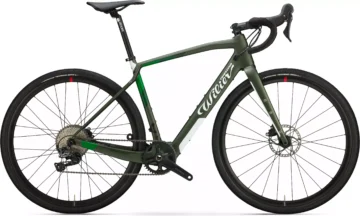 Groene racefiets met zwarte banden en schijfremmen.