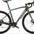 Groene racefiets met zwarte banden en schijfremmen.